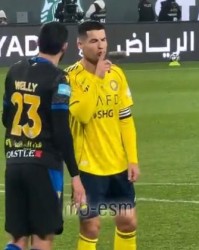 华体会app下载-C罗和布赖代球员禁区内互动，C罗用手势示意对手“少说多做”