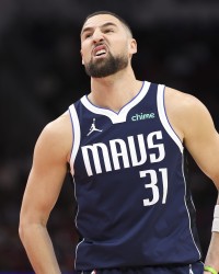 华体会app下载-尽力输出！克莱全场13投7中&amp;三分10中4 拿下18分1篮板2助攻